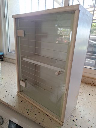 Armario de baño de madera y cristal