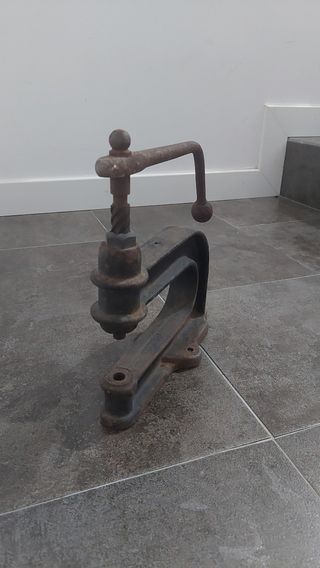 Remachadora antigua de hierro fundido