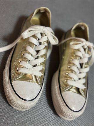Zapatillas Converse Doradas y Blancas