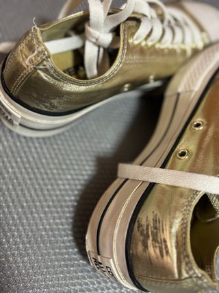 Zapatillas Converse Doradas y Blancas