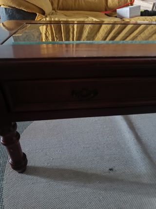 Mesa de salón antigua de madera y cristal biselado