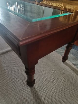 Mesa de salón antigua de madera y cristal biselado