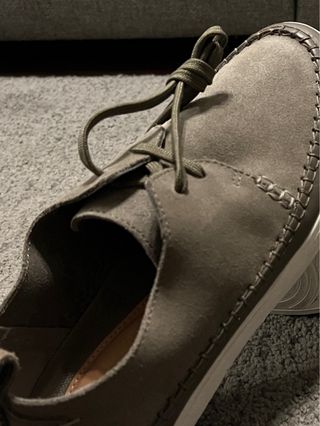 Zapatos Clarks de ante grises