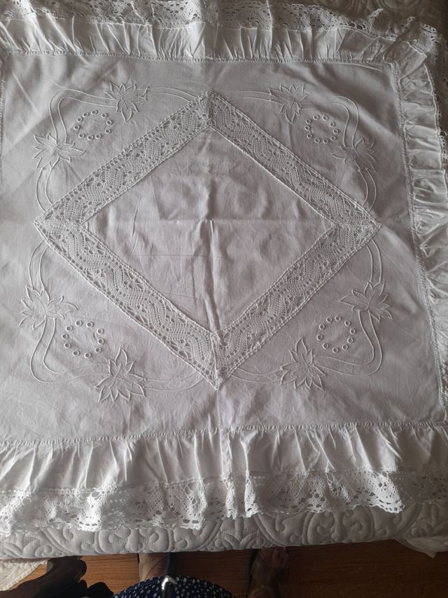 Funda cuadrante bordado blanco con encaje