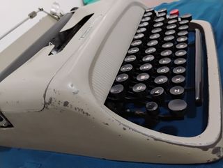Máquina de escribir Olivetti Studio 44