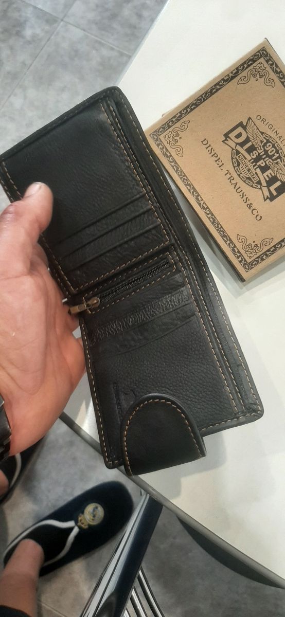 Cartera de piel marrón oscura con cremallera