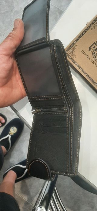 Cartera de piel marrón oscura con cremallera