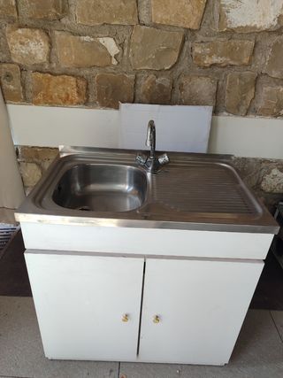 Mueble de cocina con fregadero de acero inoxidable