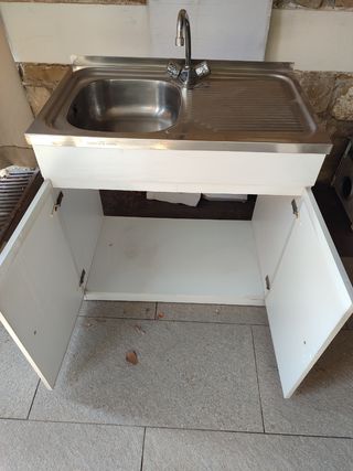 Mueble de cocina con fregadero de acero inoxidable