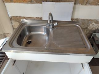 Mueble de cocina con fregadero de acero inoxidable