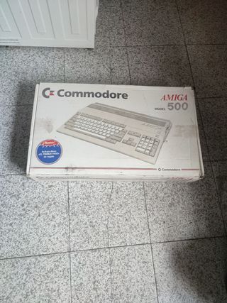 Commodore Amiga 500 con caja original. 

