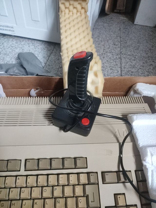 Commodore Amiga 500 con caja original. 
