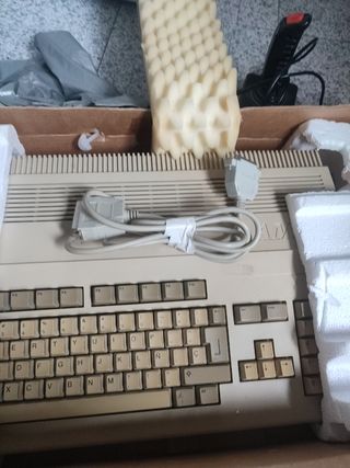 Commodore Amiga 500 con caja original. 
