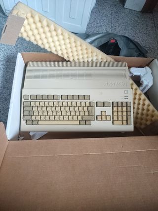 Commodore Amiga 500 con caja original. 

