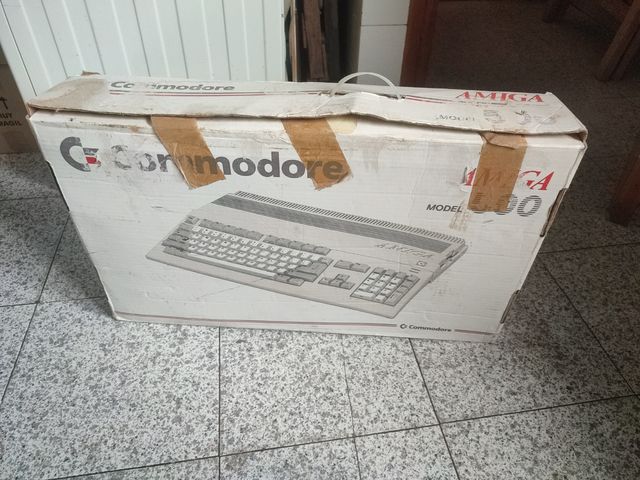 Commodore Amiga 500 con caja original. 
