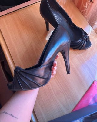 Zapatos de tacón negros peep toe