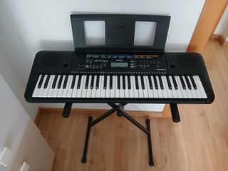 Órgano Yamaha PSR E253 más caballete