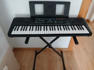 Órgano Yamaha PSR E253 más caballete