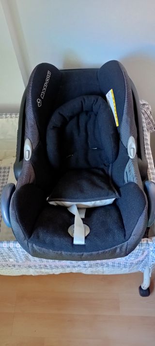 Moisés bebé y Maxi-Cosi con funda