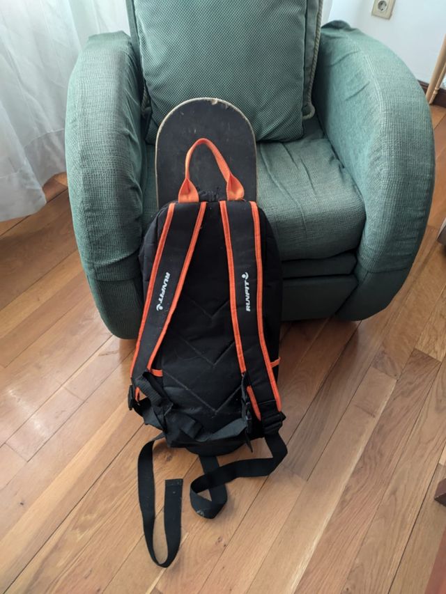 Skate con mochila y protecciones