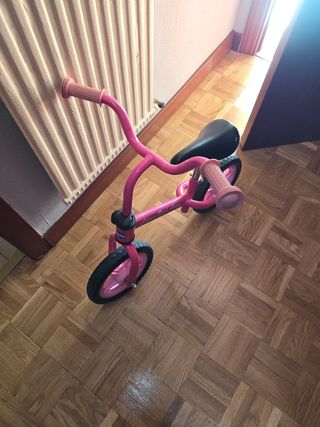 Bicicleta infantil rosa.
