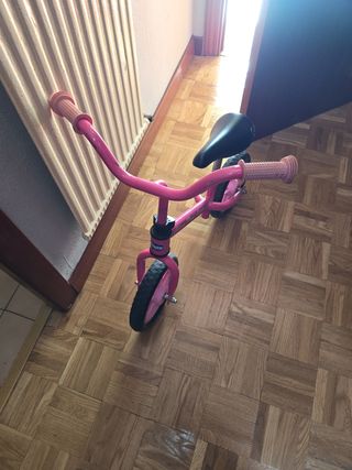 Bicicleta infantil rosa.