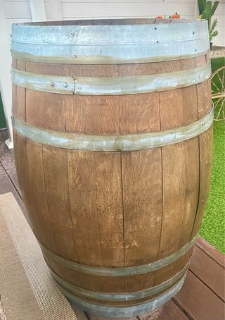 Barril de madera con aros metálicos