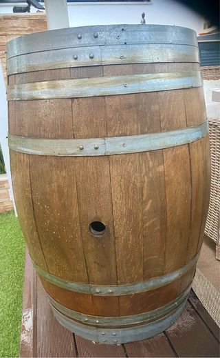 Barril de madera con aros metálicos