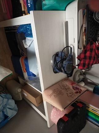 Escritorio de madera y plástico