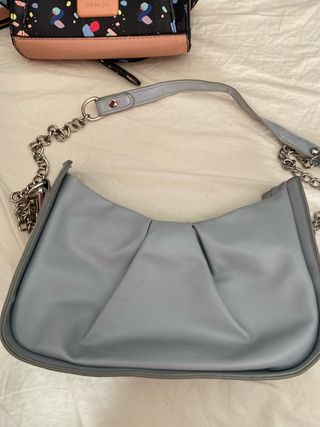 Bolso azul con cadena