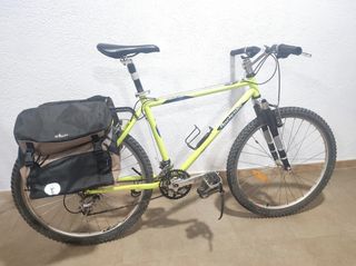 Bicicleta Rockrider con alforjas