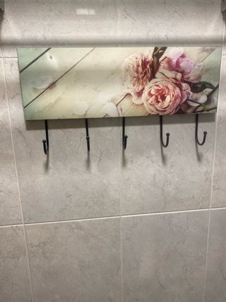 Perchero de pared con flores