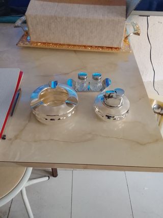 Bandeja con cenicero y cubertería