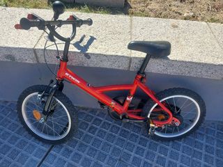 Bicicleta infantil roja Btwin. 
