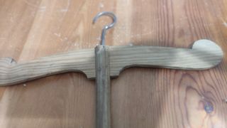 Perchas de madera y metal antiguas