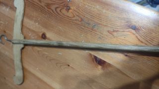 Perchas de madera y metal antiguas