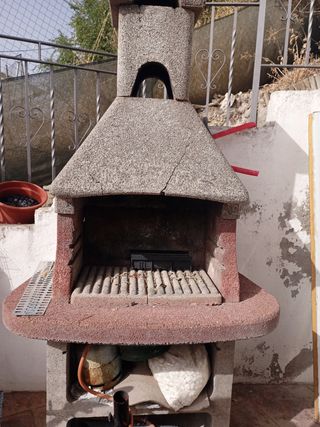 Barbacoa de piedra y metal