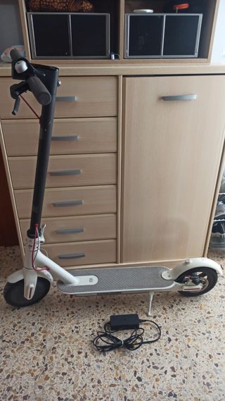 Patinete eléctrico blanco