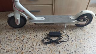 Patinete eléctrico blanco