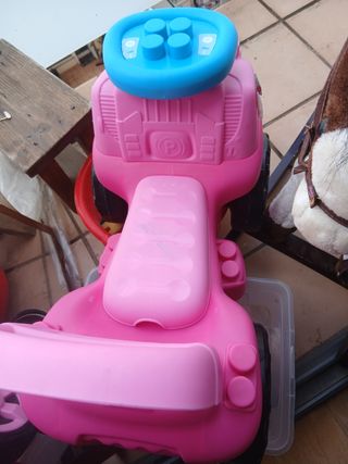 Cochecito infantil rosa con volante azul
