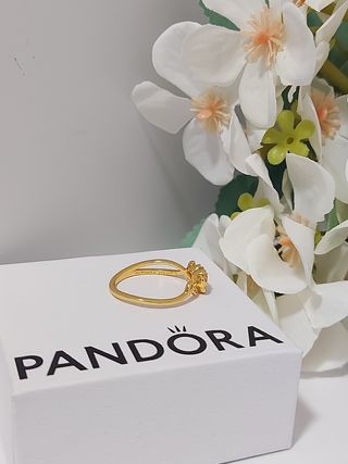 Anillo Pandora Talla 7 Oro y fuscia 