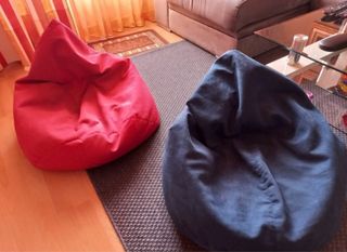 Pouf in tessuto rosso e blu