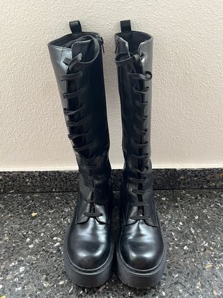 Botas altas tipo “Dr. Martens” negras con cordones