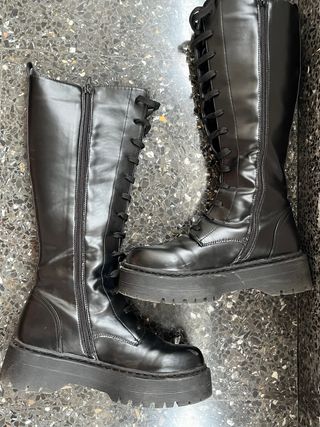 Botas altas tipo “Dr. Martens” negras con cordones