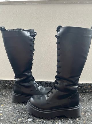 Botas altas tipo “Dr. Martens” negras con cordones