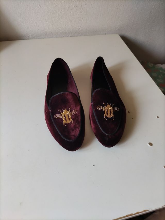 Zapatos Zara Terciopelo Morado con Abeja Dorada