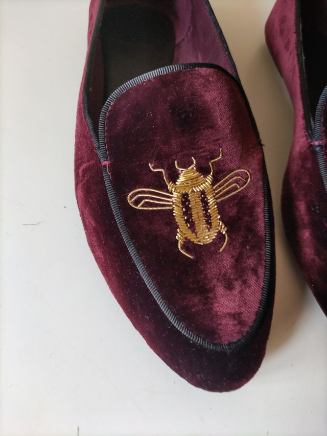 Zapatos Zara Terciopelo Morado con Abeja Dorada