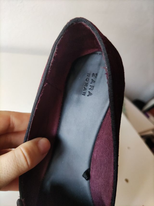 Zapatos Zara Terciopelo Morado con Abeja Dorada