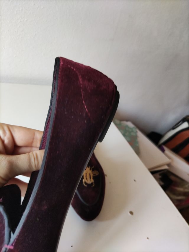 Zapatos Zara Terciopelo Morado con Abeja Dorada