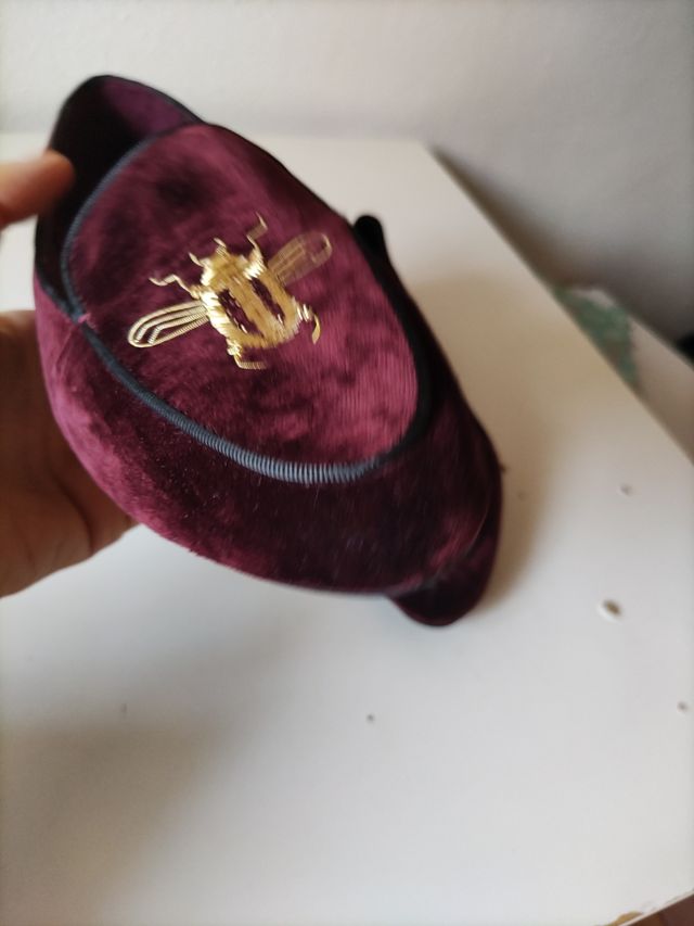 Zapatos Zara Terciopelo Morado con Abeja Dorada